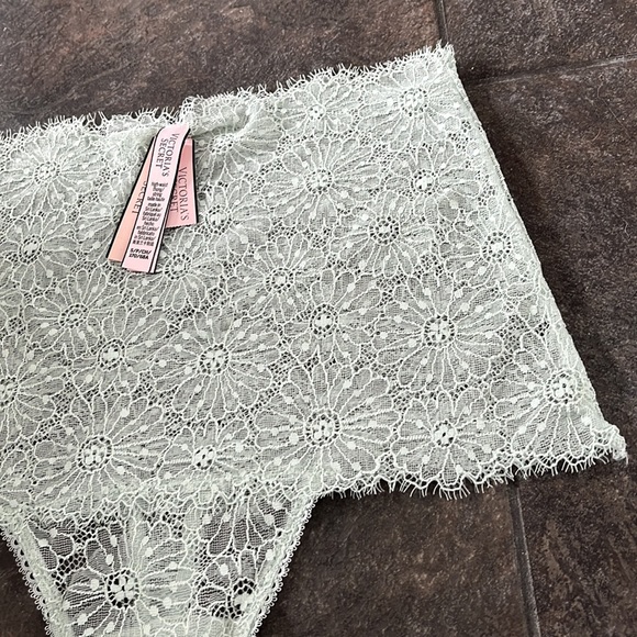 BNWT Victoria’s Secret high waist lace thong sz S - Picture 2 of 4